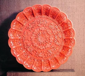 Ronde schaal (gesneden rood lak)